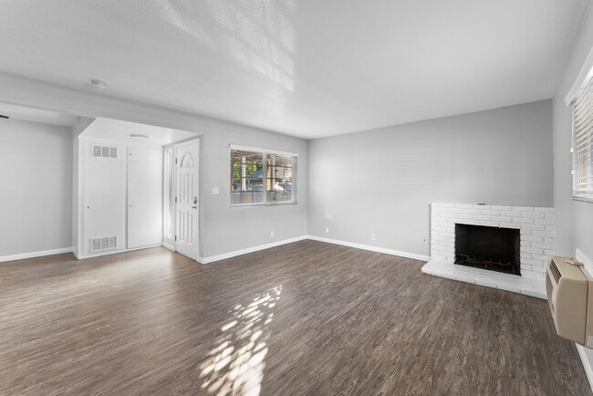 Pacific Palms Apartment Homes in Anaheim, CA - Foto de edificio - Building Photo