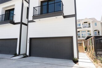 2428 Ella Blvd in Houston, TX - Building Photo - Building Photo