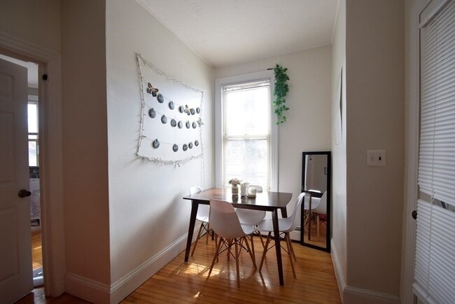 1729 Commonwealth Ave, Unit 1 in Boston, MA - Building Photo - Building Photo