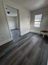 1121 NW 40th St in Miami, FL - Foto de edificio - Building Photo