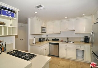 660 N Sweetzer Ave, Unit #204 in West Hollywood, CA - Foto de edificio - Building Photo