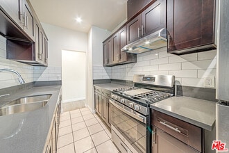 1152 S Bronson Ave in Los Angeles, CA - Building Photo - Building Photo