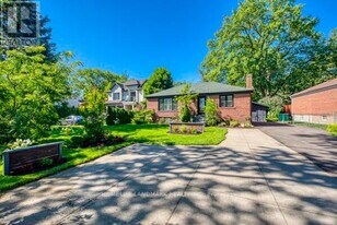 538 Fourth Line in Oakville, ON - Building Photo