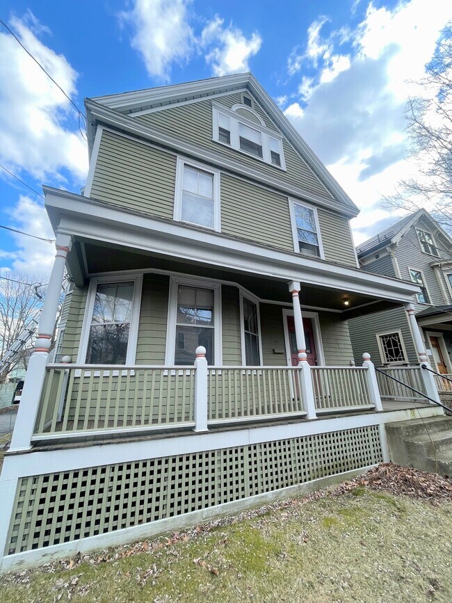 46 Meacham Rd, Unit 2 in Somerville, MA - Building Photo - Building Photo