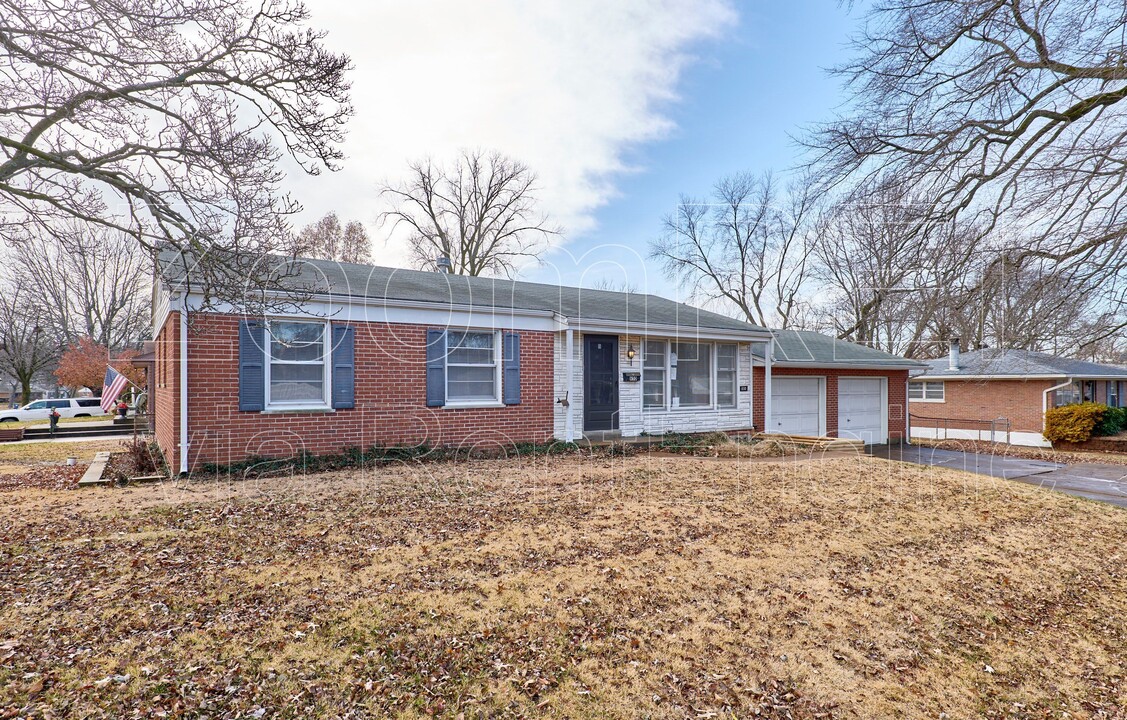 650 St Anthony Ln in Florissant, MO - Building Photo