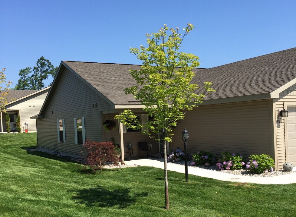 1243 Terrace Bluff Dr in Traverse City, MI - Foto de edificio