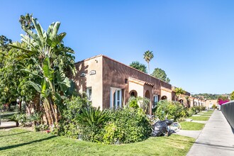 2665-2671 Pasadena Ave in Los Angeles, CA - Foto de edificio - Primary Photo