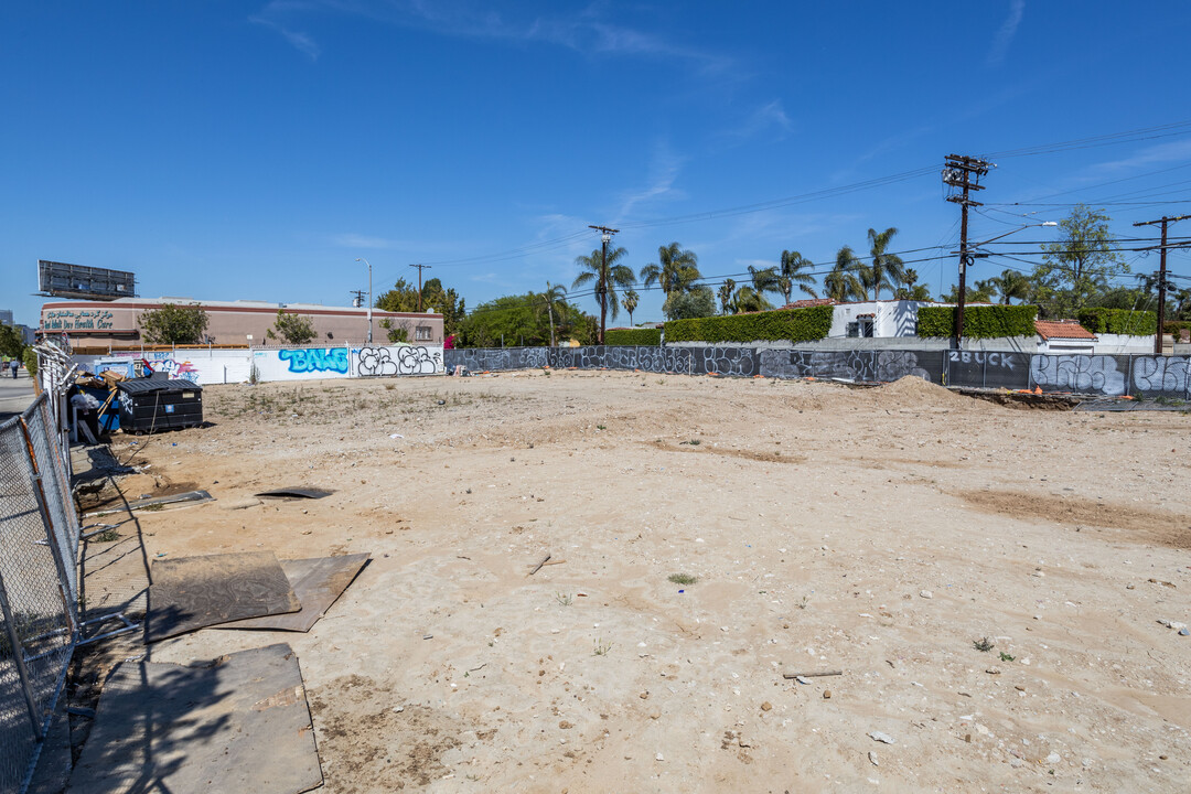 6055 W Pico Blvd in Los Angeles, CA - Building Photo