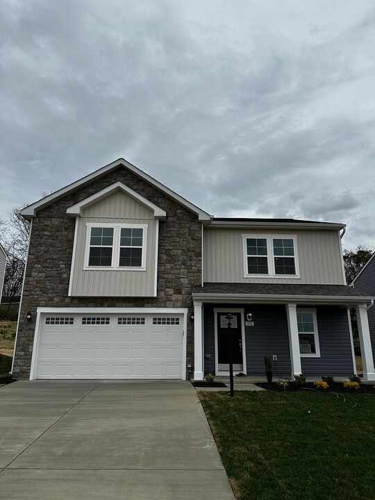 376 Ludgate Mnr in Falling Waters, WV - Building Photo