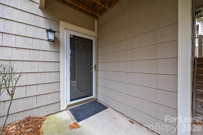 5003 Sharon Rd in Charlotte, NC - Foto de edificio - Building Photo