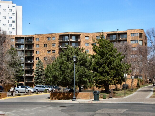 Loring Way Condominium in Minneapolis, MN - Foto de edificio - Building Photo