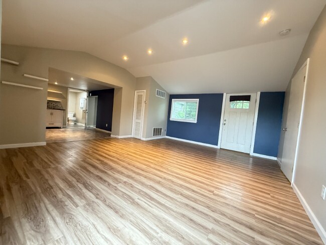 16011 Shelbyville Rd in Louisville, KY - Building Photo - Building Photo