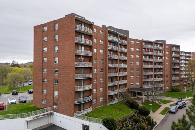 Village Green - Jefferson in Hamilton, ON - Building Photo - Primary Photo
