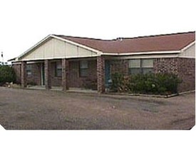 1665 Ballard Dr in Paris, TX - Building Photo