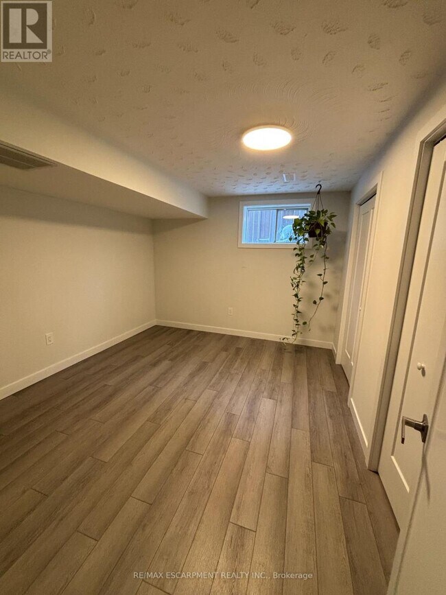 19 Pavarotti Ct in Hamilton, ON - Building Photo - Building Photo