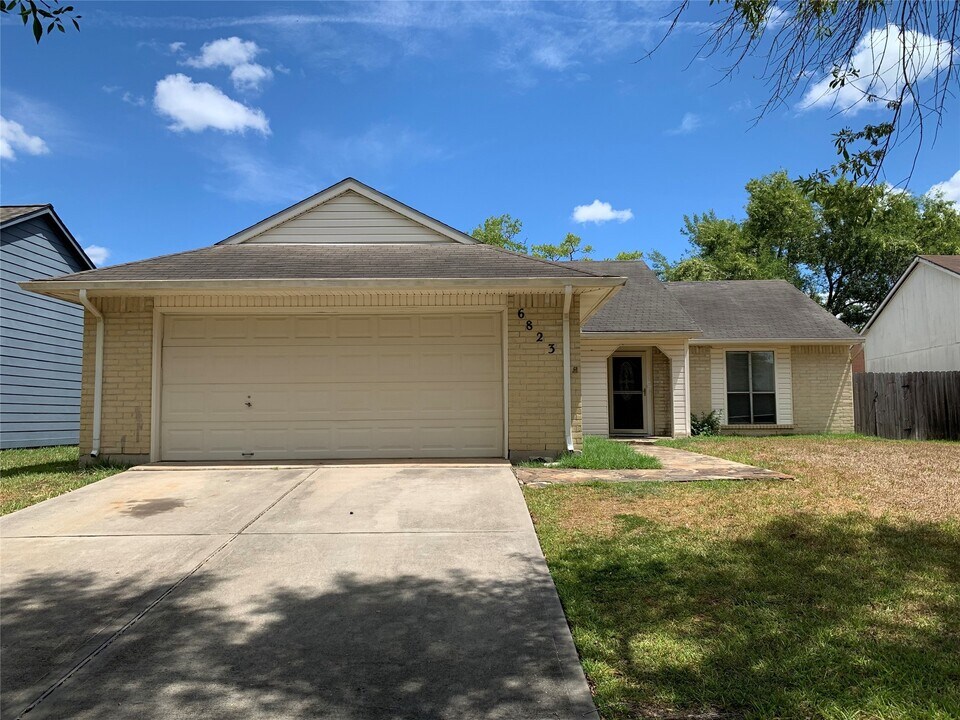 6823 Blue Ridge Dr in Richmond, TX - Building Photo