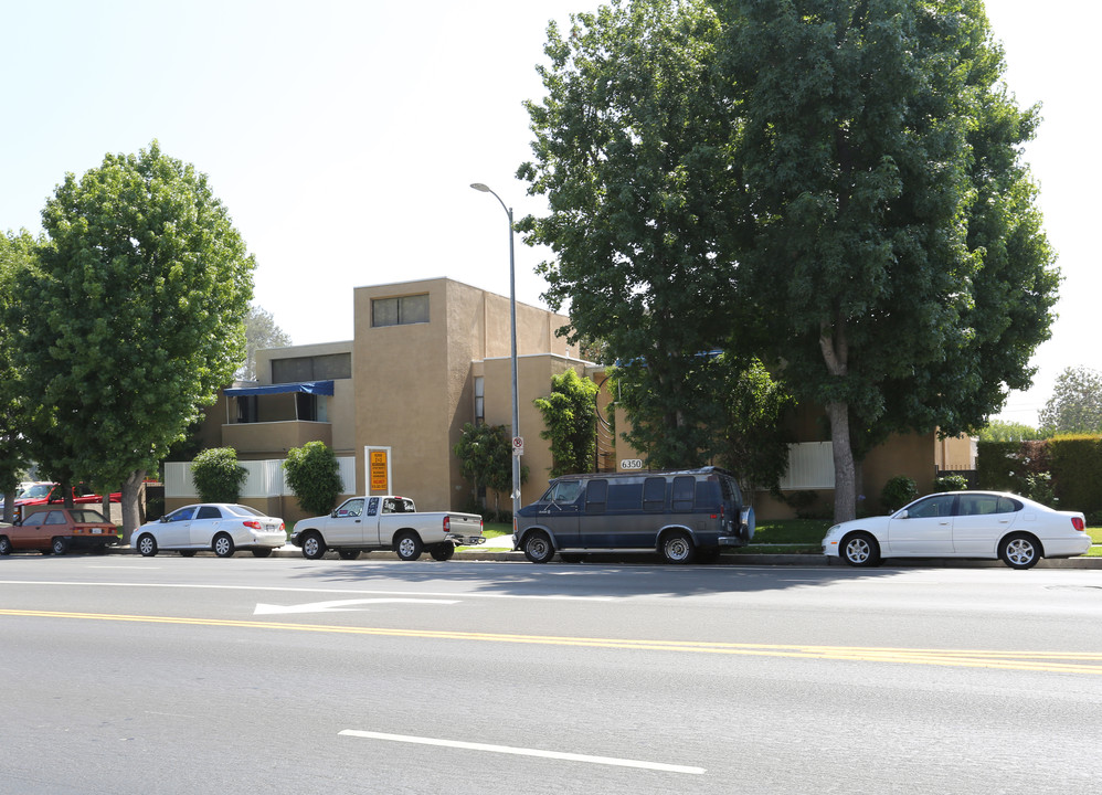 6350 Reseda Blvd in Reseda, CA - Building Photo