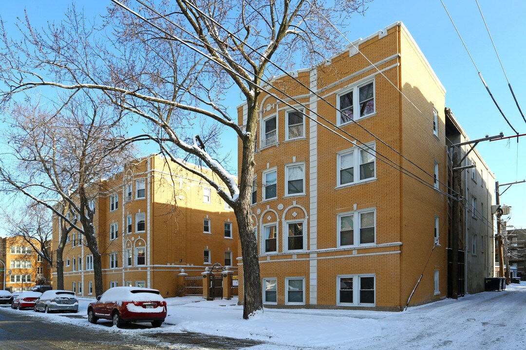 Golden Court Condominiums in Chicago, IL - Building Photo