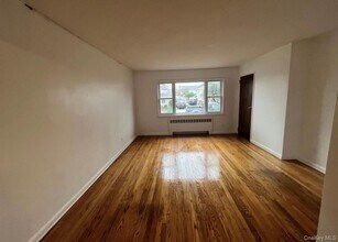 63 Madison Ave in Westbury, NY - Building Photo - Building Photo