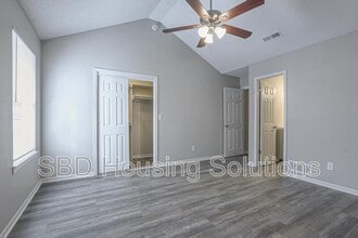 106 NE Dogwood St in Oak Grove, MO - Building Photo - Building Photo