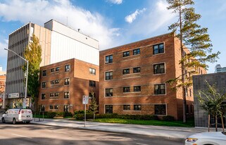 The Townhouse in Winnipeg, MB - Building Photo