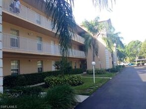 9660 Victoria Ln-Unit -A-205 in Naples, FL - Foto de edificio - Building Photo