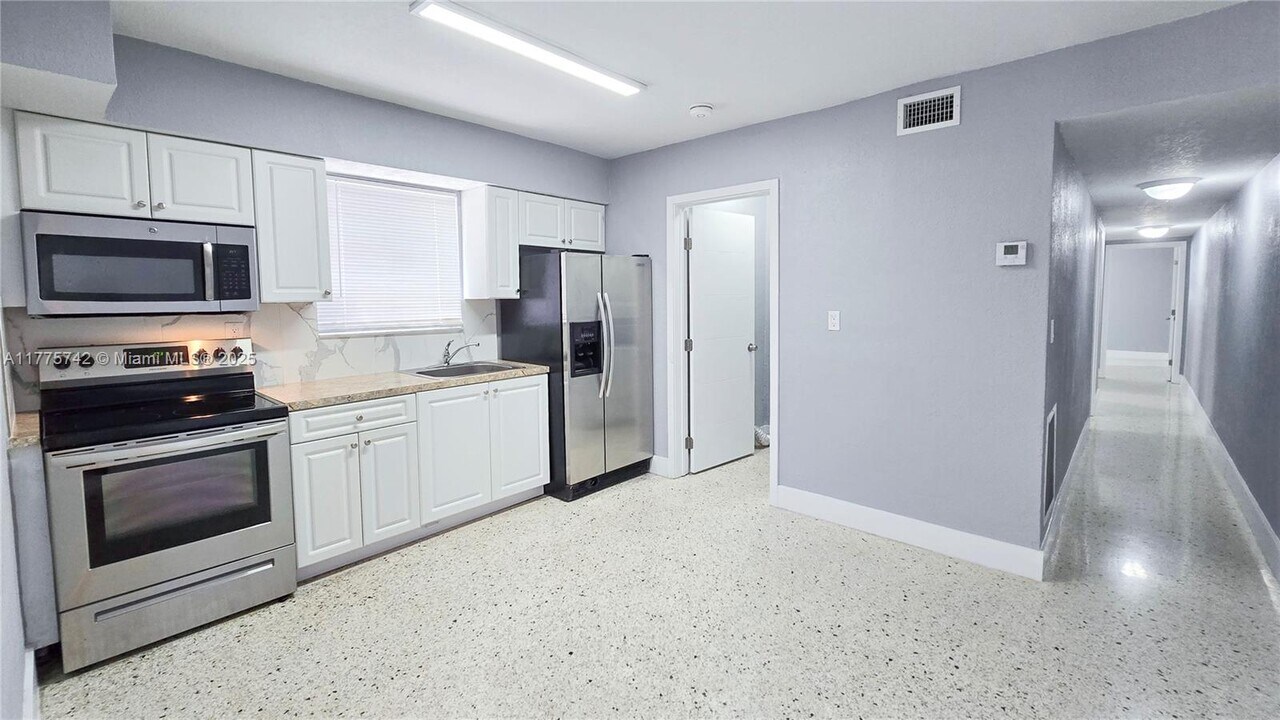 355 W 10th St in Hialeah, FL - Building Photo