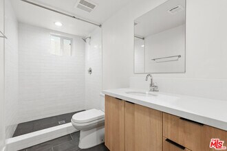 6941 1/2 Simpson Ave in Los Angeles, CA - Foto de edificio - Building Photo