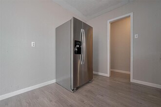8621 Rustling Leaves Dr in Houston, TX - Building Photo - Building Photo