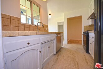 7061 Louise Ave in Los Angeles, CA - Building Photo - Building Photo