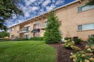 Barcroft Plaza Apartments in Falls Church, VA - Building Photo - Building Photo