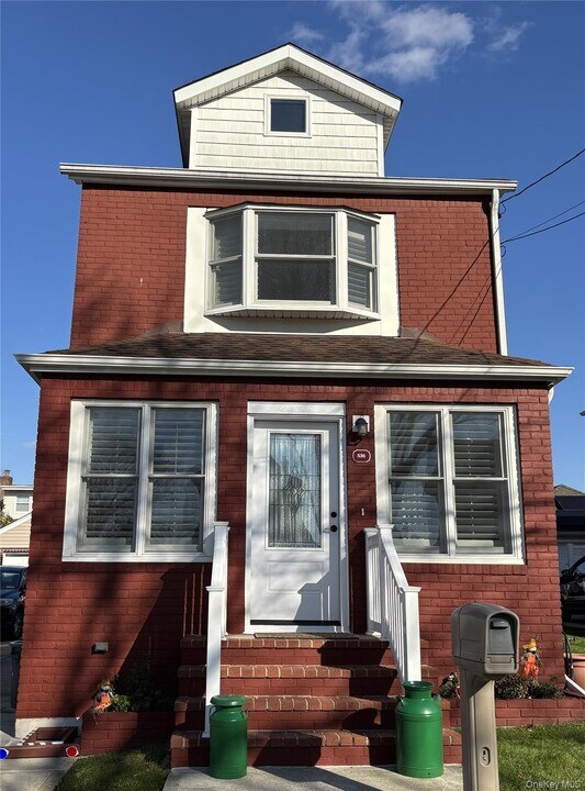 536 N 6th St in New Hyde Park, NY - Building Photo