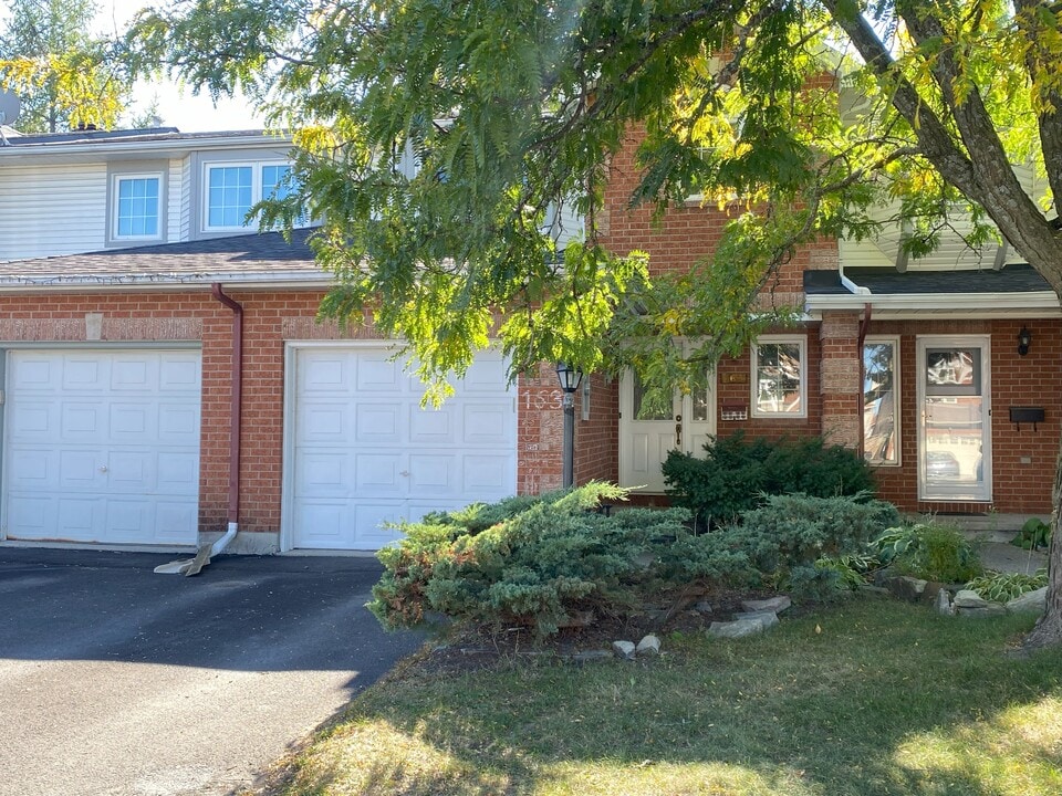 163 Bridlewood Dr in Ottawa, ON - Building Photo