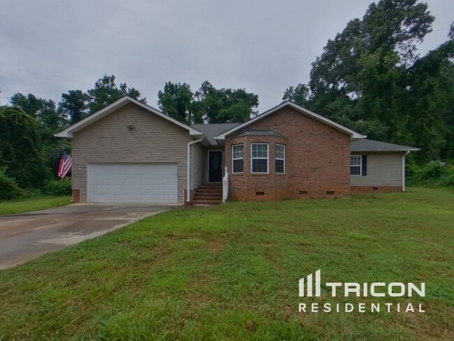 property at 211 Boxwood Ln