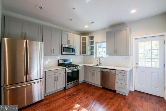 2340 Greenwich St in Philadelphia, PA - Building Photo - Building Photo