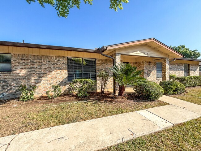 610 Creek Dr in New Braunfels, TX - Building Photo - Building Photo