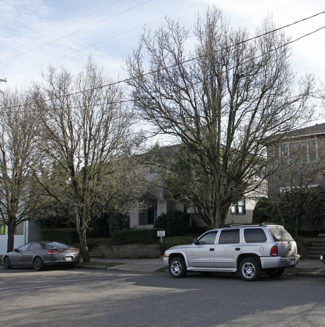 2266 NW Quimby St in Portland, OR - Building Photo - Building Photo