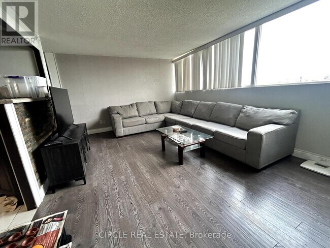 3695-3695 Kaneff Crescent in Mississauga, ON - Building Photo - Building Photo