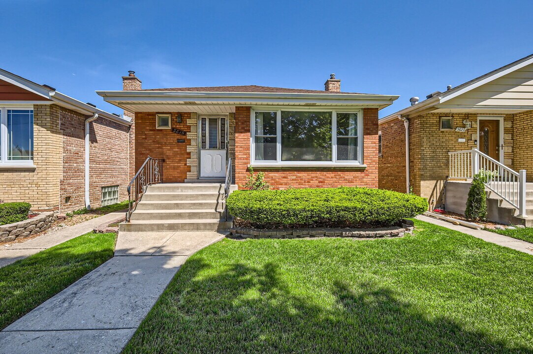 5819 S Moody Ave in Chicago, IL - Building Photo