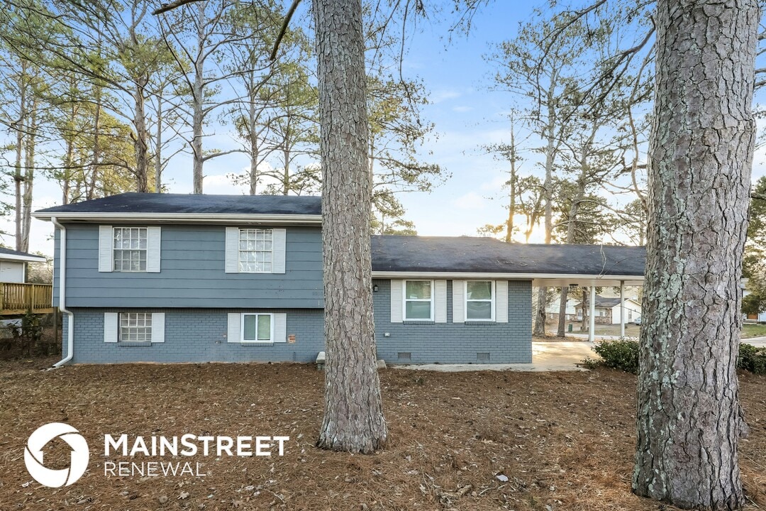 8030 Kendrick Rd in Jonesboro, GA - Building Photo