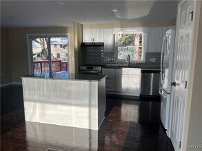 7650 Commodore Cir in Liverpool, NY - Building Photo - Building Photo