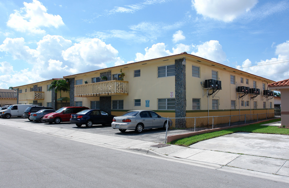 40 W 5th St in Hialeah, FL - Building Photo