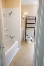 57 Broad St, Unit 5 in Claremont, NH - Foto de edificio - Building Photo