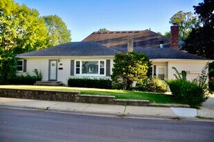 110 W 12th Ave in Naperville, IL - Building Photo