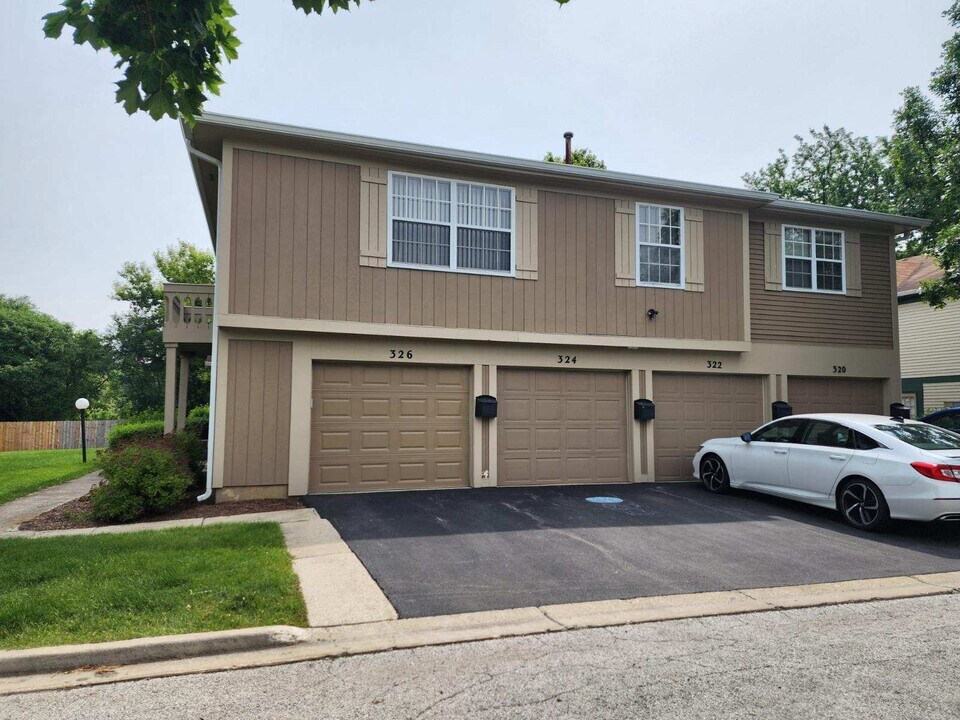 326 Plumwood Ln in Vernon Hills, IL - Building Photo