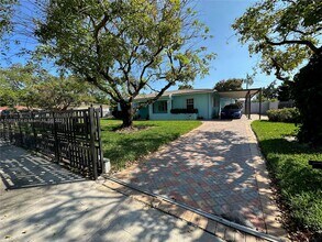 560 NW 190th St in Miami, FL - Building Photo - Building Photo