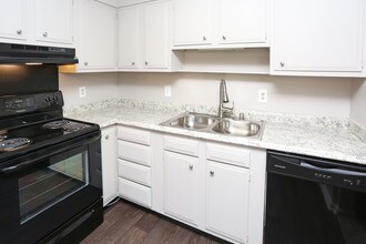 Four Seasons Apartments - UNDER RENOVATION in Louisville, KY - Foto de edificio - Interior Photo