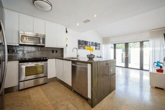 21216 Harbor Way in Miami, FL - Foto de edificio - Building Photo
