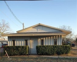 100 Quail Run Rd in Martindale, TX - Building Photo