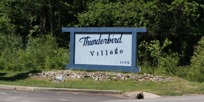 Thunderbird Village in Springfield, MI - Foto de edificio
